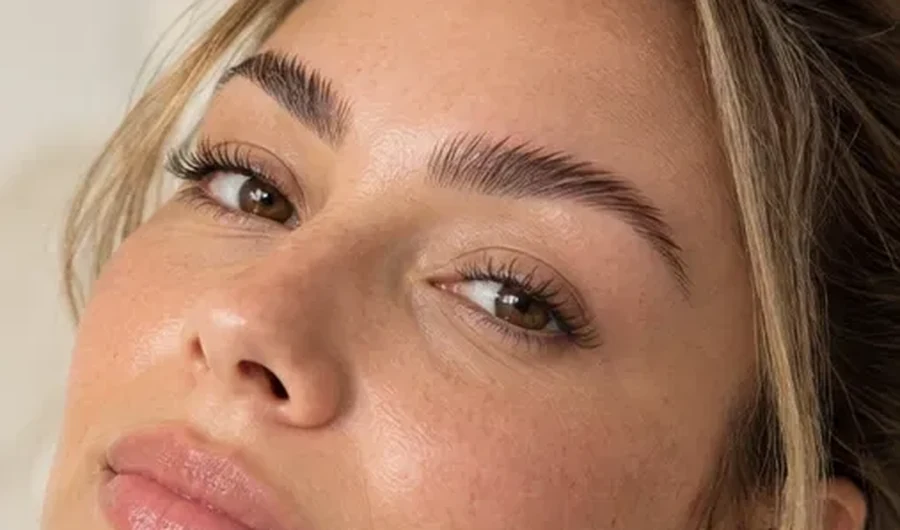 Brow Lamination: sobrancelha com fios alinhados e volume